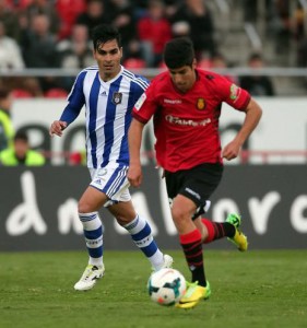 Dimas trata de alcanzar al incisivo Asencio. / Foto: www.lfp.es.