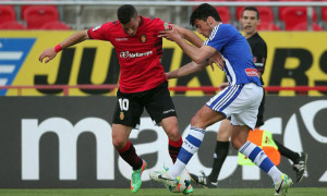 Zamora, que fue expulsado, pugna con Hemed. / Foto: www.lfp.es.