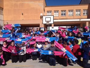 El club repartió bufandas entre los niños.