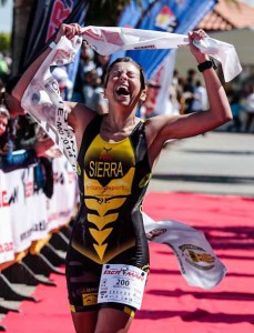 La triatleta malagueña María Jesús Sierra Barroso ganó en la categoría femenina. / Foto: J. Losa.