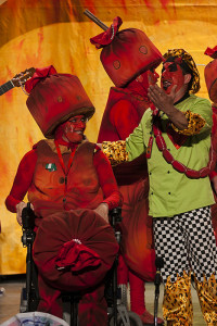 Momento del pasodoble dedicado a un componente de la chirigota 'Los chorizos al infierno'. / Foto: Javier Losa