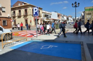 Una de las intervenciones ha sido el pintado del paso de cebra.