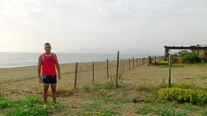 Debe volver en julio, pero espera encontrar un trabajo allí y regresar después del verano. Aquí, en una playa al sur de la provincia de Salermo.