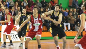 Gran partido del Por Huelva, que superó al potente Covirán Granada. En la imagen, Sebas Domínguez esperando un rebote.