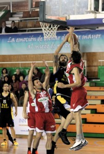 Nacho Romero impuso su ley bajo los aros.