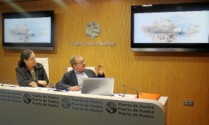 La presidenta del Puerto de Huelva, Manuela de Paz, y el comisario de la exposición, José Luis Gozálvez. 