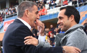 Paco Herrera y Sergi Barjuan, técnicos de los dos equipos, se saludan antes del inicio del choque. / Foto; Josele Ruiz.