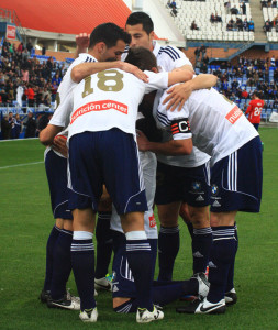 Los jugadores del Recre celebran el primer tanto. / Foto: Josele Ruiz.