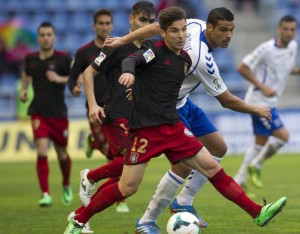 Toño pugna con Aridane en un lance del partido del domingo. / Foto: www.lfp.es.