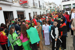 Los vecinos se echan a la calle para festejar las carnestolendas.  Foto: www.facebook.com/carnaval.aroche