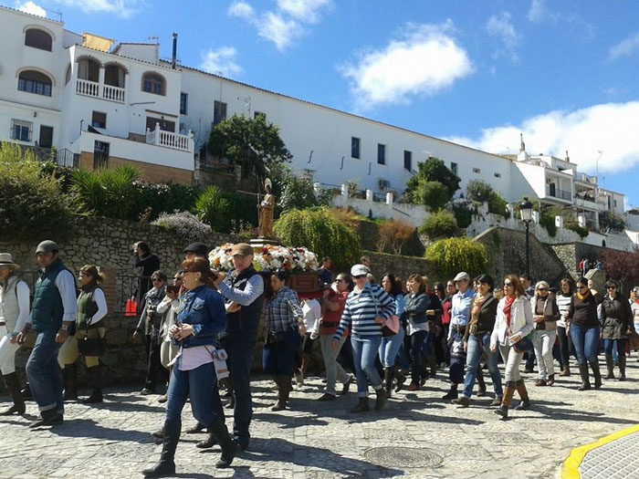 Los vecinos de Aroche portan a su patrón hasta su ermita.