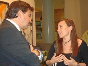 Grabriel Cruz y Noemí Sanchís, en el momento previo al debate. 