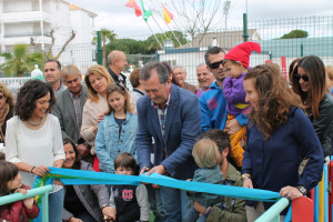 El alcalde de punta Umbría corta la cinta inaugural.