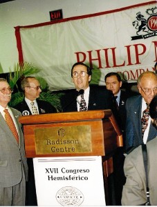 Dirigiéndose a los asistente del XVII Congreso Hemisférico (CAMACOL), celebrado en Miami en el año 1996.