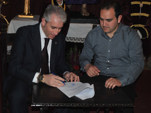 Momento de la firma del contrato entre la hermandad y la banda