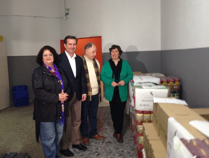 Gómez Cueli en el momento de la entrega de los alimentos.