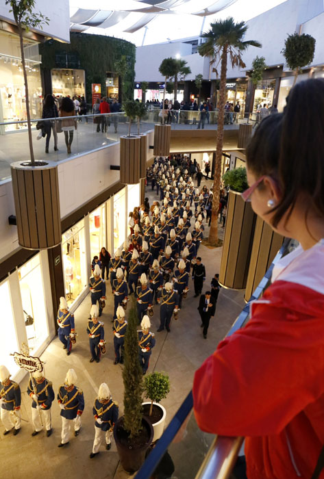 Una de las bandas recorre el centro comercial.