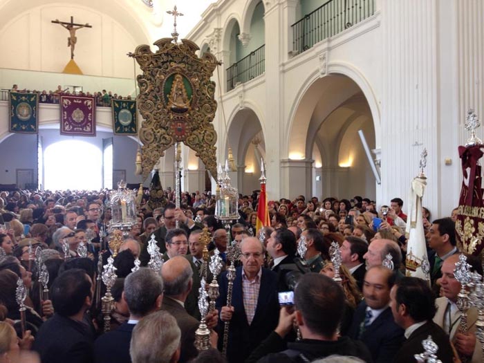 La Hermandad del Rocío de Huelva entrando en el santuario.