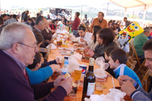 Los vecinos y turistas degustan el cocido.