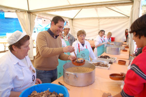 El alcalde de la localidad, sirviendo un plato.