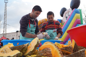 Vecinos preparan los ingredientes para el cocido más grande del mundo.