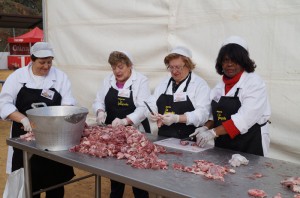 Las mujeres de la localidad cortan la carne.