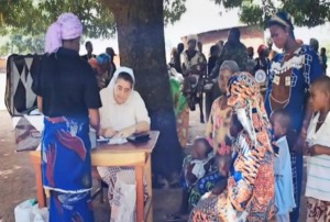 Una de las misioneras ofreciendo su ayuda en los países del tercer mundo. 