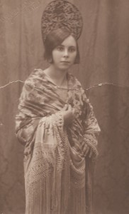 Mujer con mantón de Manila.