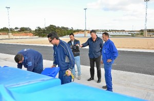 Ya se están instalando las gradas en la nueva pista de atletismo de Palos. 