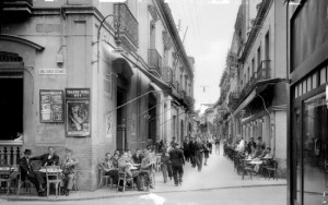 Una conocida imagen de Roisin tomada en Huelva, donde se muestra gente sentada en la terraza del bar Onuba y de la cervecería Viena en la calle Palacio a comienzos del siglo XX. / Foto: IEFC.