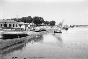 Barcas en la playa de Punta Umbría en las décadas 20-30 del siglo XX. / Foto: Colección Roisin / IEFC.