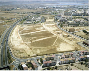 Yacimiento arqueológico del Seminario de Huelva. / Vista aérea desde el Noroeste del yacimiento de la Orden–Seminario, en la ciudad de Huelva, donde se puede ver su distribución. / Foto: Airgerma. 