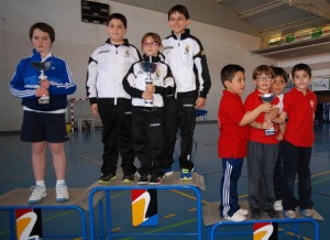 Los ganadores en la categoría alevín, con sus trofeos.