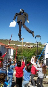 Los niños juegan con los 'Judas'.