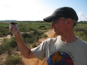 El profesor de zoología de la UHU Javier Calzada observando una musaraña. 