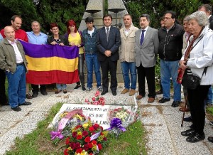 El PSOE ha realizado una ofrenda floral en el cementerio de la Soledad de Huelva.