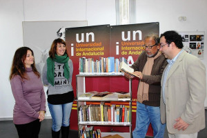 El profesor Pablo Tornero ha donado 250 libros sobre la historia de Cuba a la bibliooeca de la UNIA.