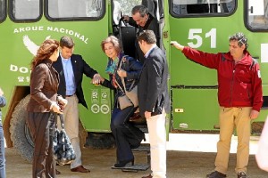 La Reina Sofía desciende del minibus todoterreno a su llegada al Parque Nacional.