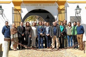 La Reina Sofía desciende del minibus todoterreno a su llegada al Parque Nacional.