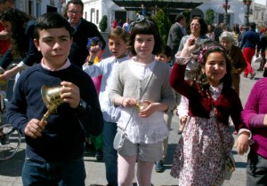 En los 'Aleluya' los niños de la localidad que recorren las calles del municipio protagonizando un sonoro desfile procesional anunciando la Resurrección de Cristo.