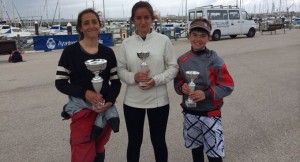 Ana Burgos, Carmen Castillo y Pepe Toronjo con sus trofeos.