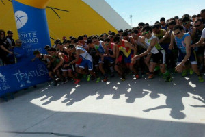 Momento de la salida en la categoría Élite masculina. / Foto: @TRIATLONSP.