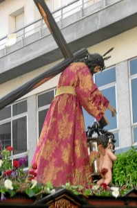 El Cristo de la Redención luce este año una túnica púrpura brocada en oro.