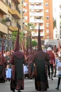 Con la sobriedad que le caracteriza y un recortado cuerpo de nazarenos ha comenzado, puntual, su salida procesional.