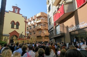 Numerosas personas aplaudieron las saetas de Hernández Garrocho desde el balcón de HBN. 