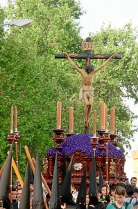 El Señor de la Sangre comenzaba su Estación de Penitencia con un retraso de cinco minutos por problemas con las puertas del templo.