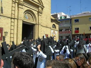 Los penitentes que realizan su estación detrás del Cristo del Amor. 