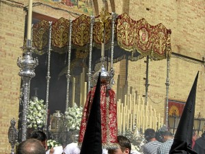 Momento en el que María Santísima del Rosario salía del templo. 