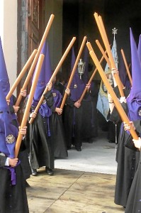 Entre los estrenos de la Hermandad, este año los nazarenos del Descendimiento transportarán por primera vez el cirio en el cuadril.