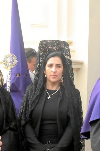 Una de las características de la Hermandad del Descendimiento son las mujeres con matilla que forman parte del cortejo.